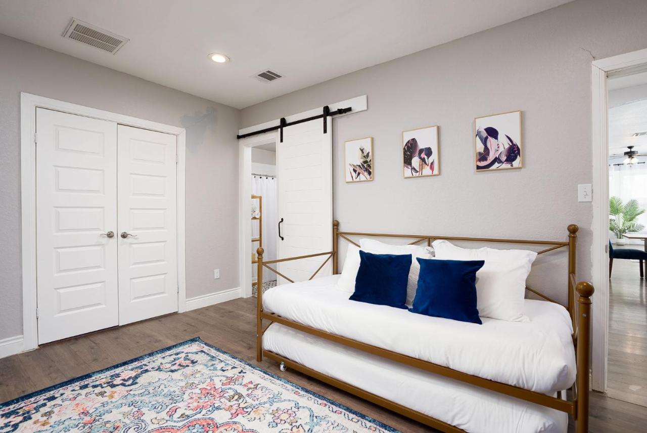 Modern 3 Bed, 2 Bath Home Minutes To Downtown & Alamodome サンアントニオ エクステリア 写真