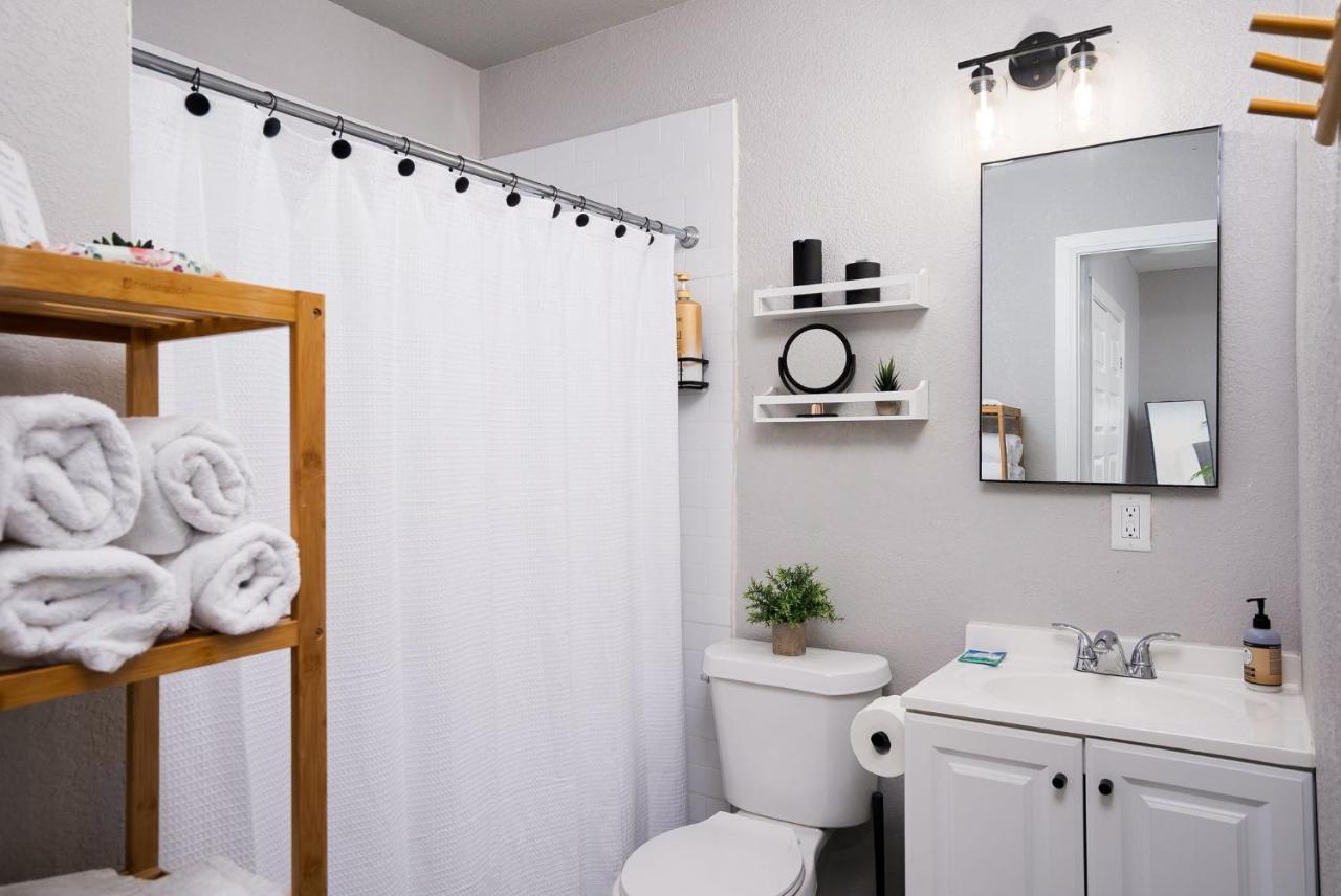 Modern 3 Bed, 2 Bath Home Minutes To Downtown & Alamodome サンアントニオ エクステリア 写真